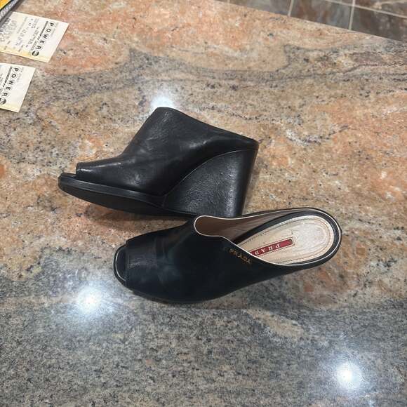 Prada - Picture 1 of 4